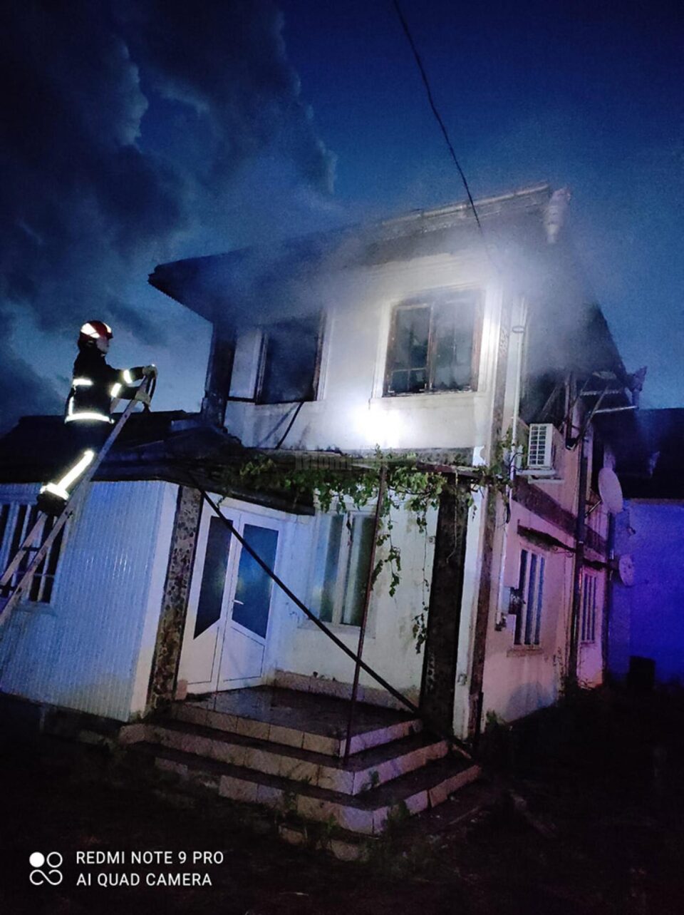 O casă nelocuită a luat foc în toiul nopții