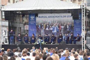 Absolvenții promoției 2021 a Universității din Suceava, sărbătoriți în centrul municipiului