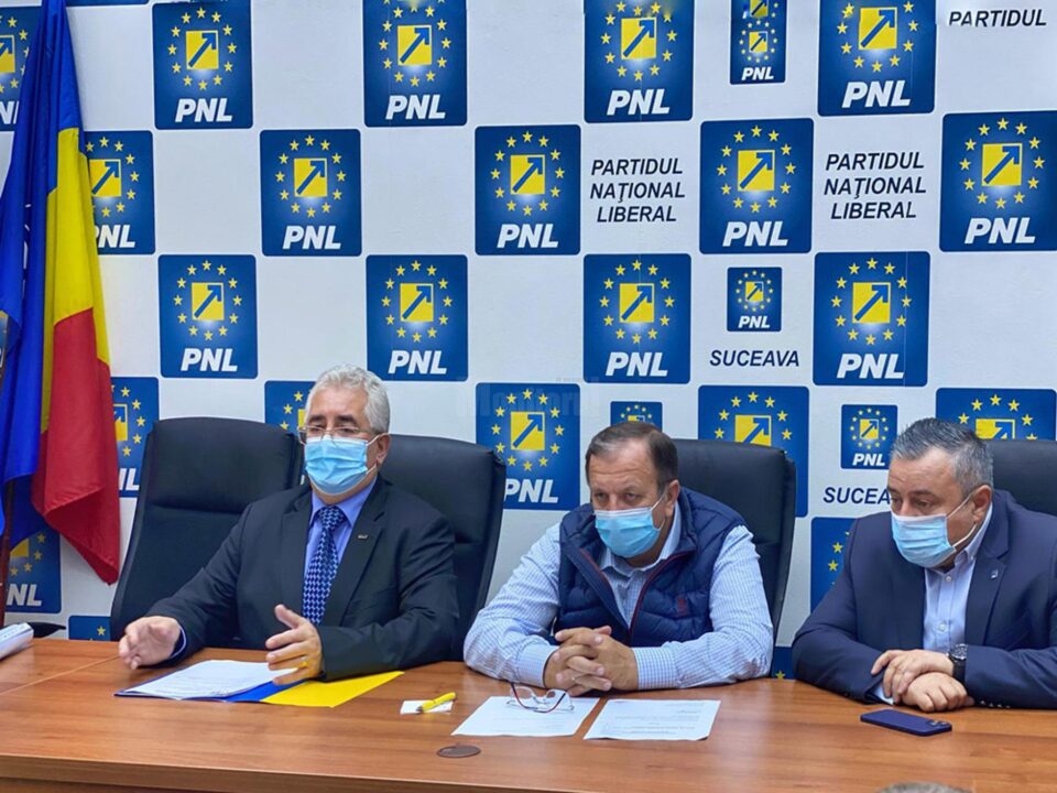 Ion Lungu, Gheorghe Flutur, președintelui Organizației Județene a PNL, și Ioan Balan, prim- vicepreședintelui PNL