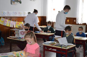 Medalii de învingători și materiale didactice oferite de elevi militari la Școala Gimnazială Vatra Moldoviței