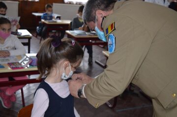 Medalii de învingători și materiale didactice oferite de elevi militari la Școala Gimnazială Vatra Moldoviței