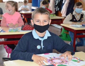 Medalii de învingători și materiale didactice oferite de elevi militari la Școala Gimnazială Vatra Moldoviței