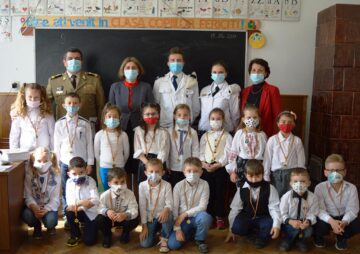 Medalii de învingători și materiale didactice oferite de elevi militari la Școala Gimnazială Vatra Moldoviței