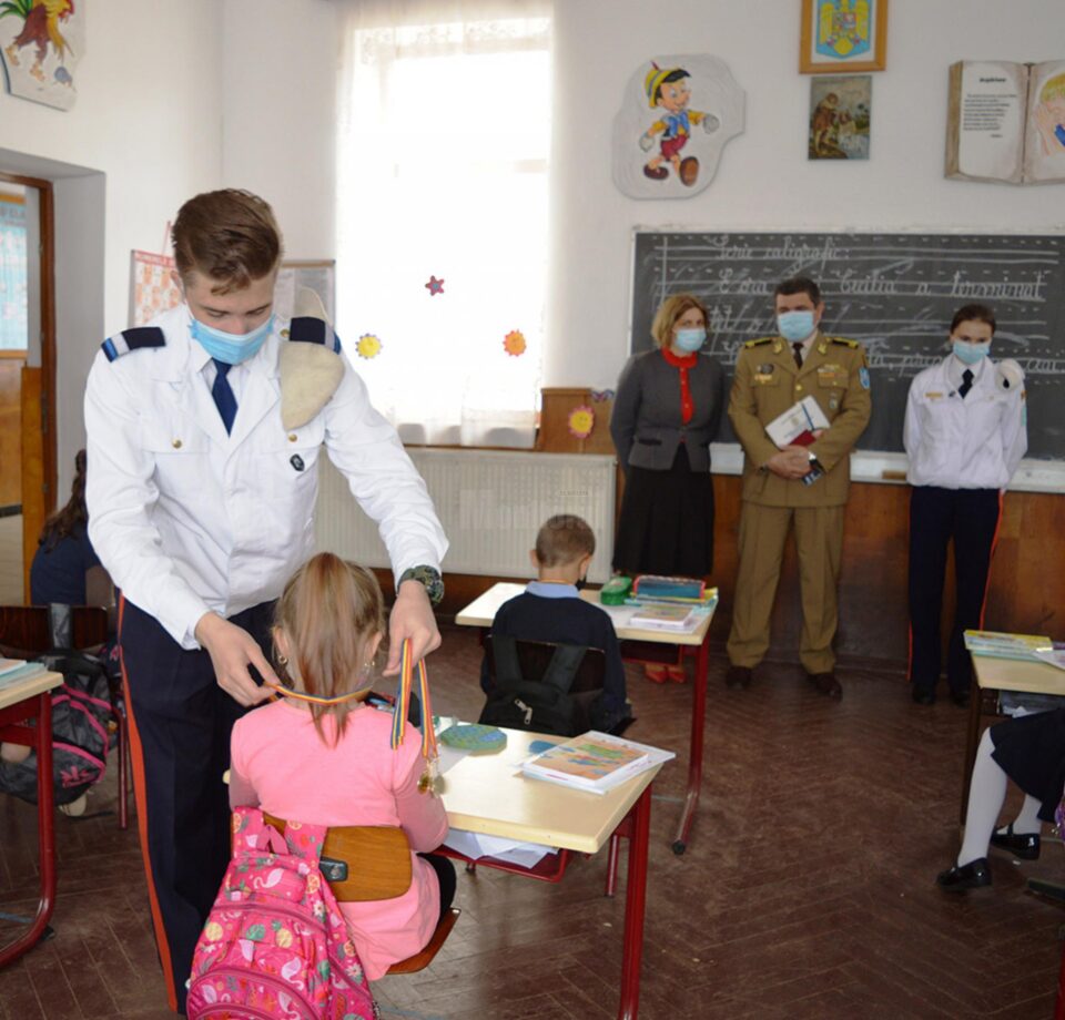 Elevi militari în vizită la Școala Gimnazială Vatra Moldoviței