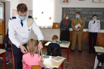 Elevi militari în vizită la Școala Gimnazială Vatra Moldoviței