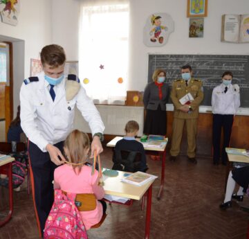 Elevi militari în vizită la Școala Gimnazială Vatra Moldoviței
