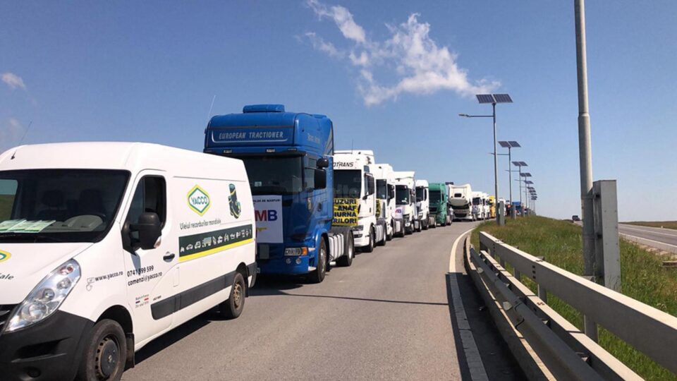 Peste 100 de transportatori suceveni au protestat, vineri, împotriva impozitării retroactive a diurnei Peste 100 de transportatori suceveni au protestat, vineri, împotriva impozitării retroactive a diurnei