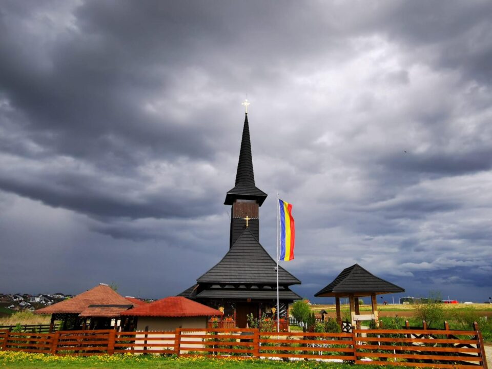 “În ie la Liturghie” – provocare lansată enoriașilor unei biserici din Bucovina