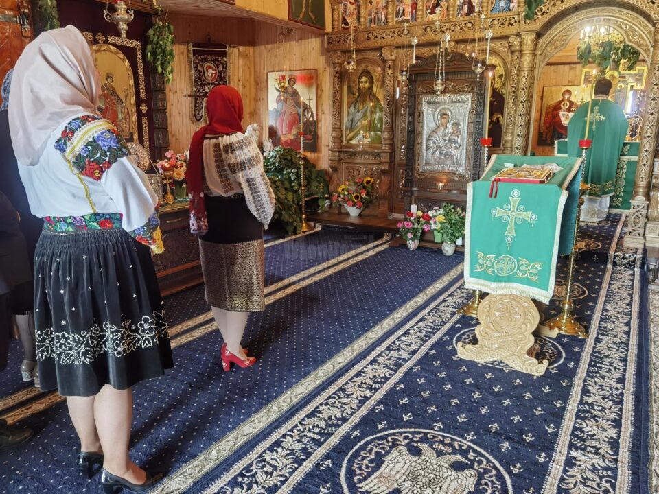 Provocare pentru credincioșii care vin să se împărtășească din bucuria Sfintei Liturghii – aceea de a veni îmbrăcați în ie