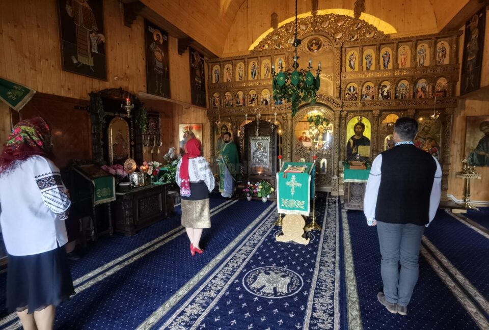 Provocare pentru credincioșii care vin să se împărtășească din bucuria Sfintei Liturghii – aceea de a veni îmbrăcați în ie 2