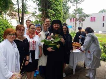Personalul Spitalului Sf Ioan Cel Nou Suceava alaturi de Preasfințitul Damaschin Dorneanul la slujba de pomenire a celor răpuși de COVID-19