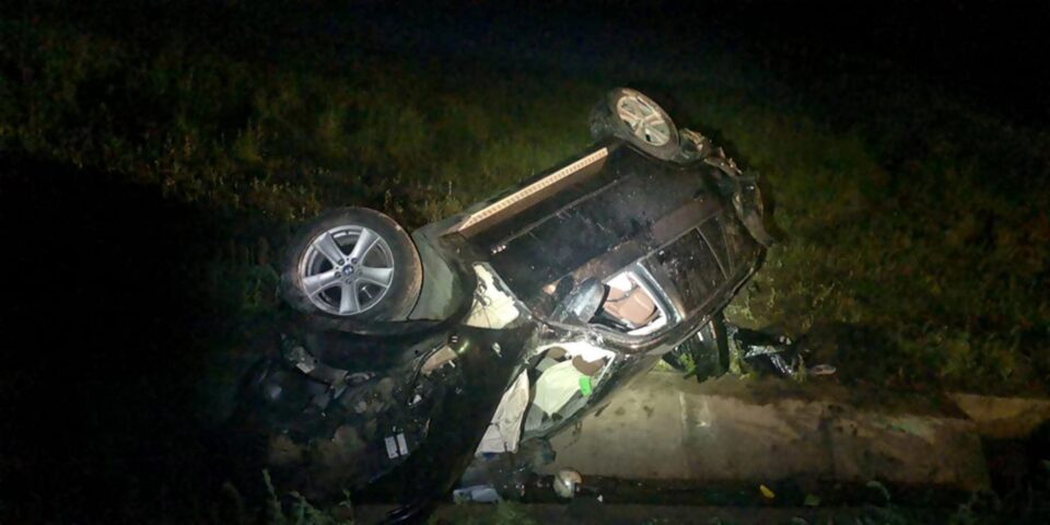 Doi bărbați dintr-un BMW, încarcerați după un accident pe șoseaua de centură din Rădăuți Doi bărbați dintr-un BMW, încarcerați după un accident pe șoseaua de centură din Rădăuți