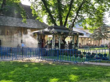 Moaștele Sf. Ioan cel Nou de la Suceava au fost scoase în curtea mănăstirii, pentru închinare 5