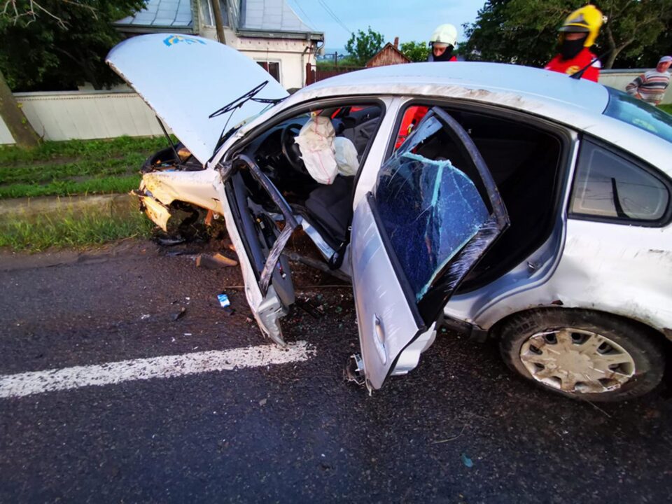 Trei răniți după ce un șofer a intrat într-o mașină parcată pe un podeț