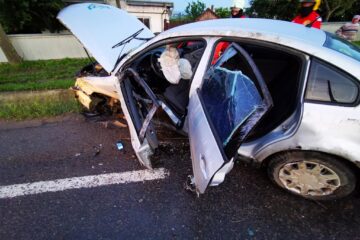 Trei răniți după ce un șofer a intrat într-o mașină parcată pe un podeț
