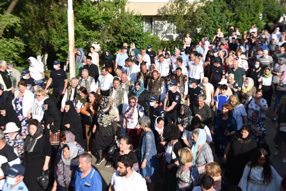 Impresionantă procesiune religioasă, cu moaștele Sf. Ioan cel Nou și mii de participanți, pe străzile Sucevei