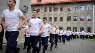 450 de elevi fac asta în fiecare zi de școală. La 6 dimineața!