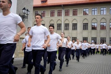 450 de elevi fac asta în fiecare zi de școală. La 6 dimineața!