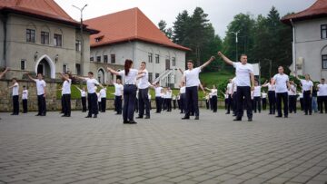 450 de elevi fac asta în fiecare zi de școală. La 6 dimineața!