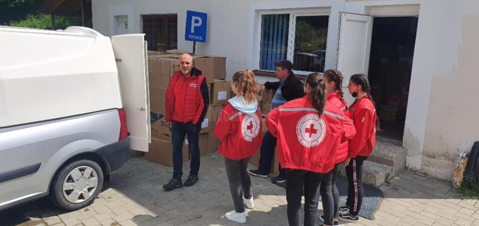 Materiale de protecție pentru cadrele medicale de la Spitalul Vatra Dornei, de la Crucea Roșie Suceava
