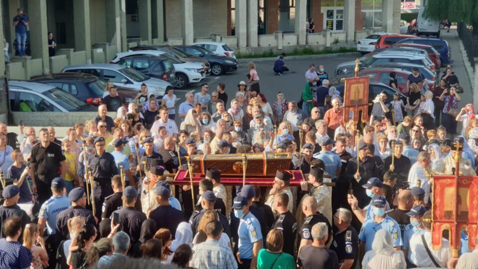 Racla cu moaștele Sfântului Mare Mucenic Ioan cel Nou, purtate pe umăr de preoți, pe străzile Sucevei FOTO Artistul
