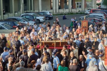 Racla cu moaștele Sfântului Mare Mucenic Ioan cel Nou, purtate pe umăr de preoți, pe străzile Sucevei FOTO Artistul