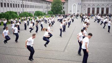 450 de elevi fac asta în fiecare zi de școală. La 6 dimineața!
