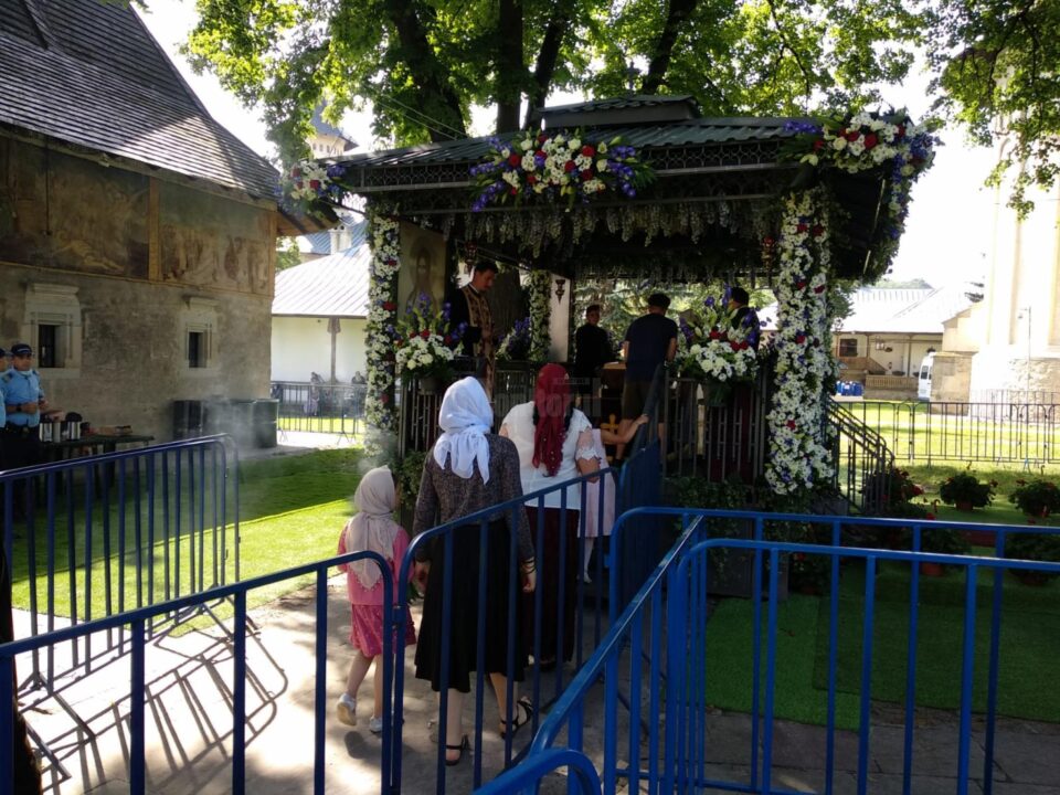 Moaștele Sf. Ioan cel Nou de la Suceava au fost scoase în curtea mănăstirii, pentru închinare Moaștele Sf. Ioan cel Nou de la Suceava au fost scoase în curtea mănăstirii, pentru închinare