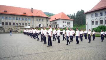 450 de elevi fac asta în fiecare zi de școală. La 6 dimineața!