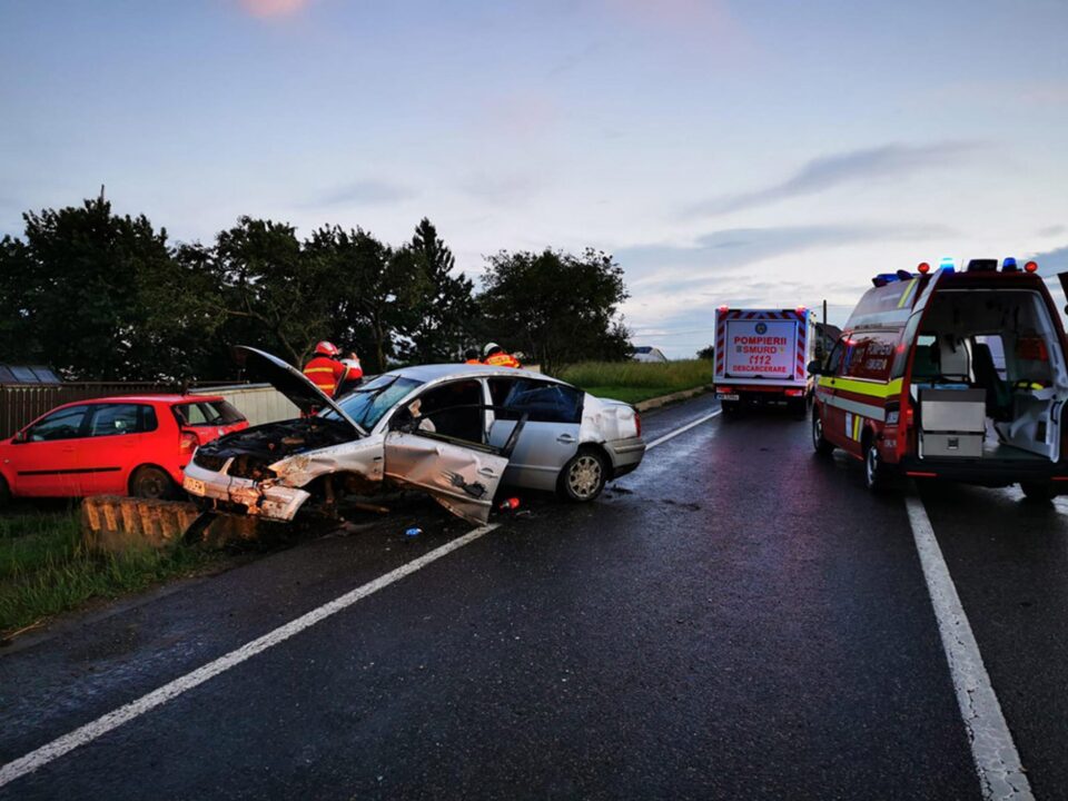 Trei răniți după ce un șofer a intrat într-o mașină parcată pe un podeț