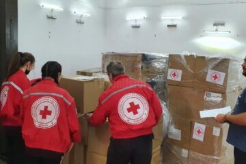 Materiale de protecție pentru cadrele medicale de la Spitalul Vatra Dornei, de la Crucea Roșie Suceava