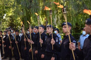 Tineri jandarmi și militari cu torțe au format un culoar prin care a pornit procesiunea religioasă de la Mănăstirea Sf Ioan cel Nou din Suceava