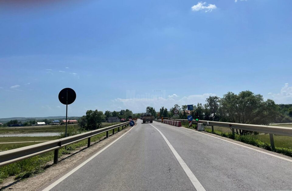 Zilnic, șoferii stau în coloană, pe ambele sensuri, și așteptă la semafor verdele care să le permită să se pună în mișcare Zilnic, șoferii stau în coloană, pe ambele sensuri, și așteptă la semafor verdele care să le permită să se pună în mișcare