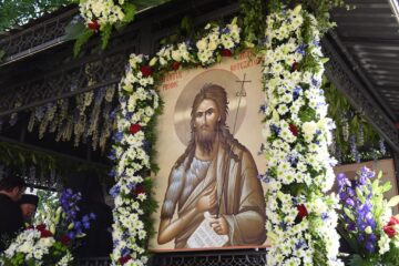 Mii de oameni au pășit alături de moaștele Sf. Ioan cel Nou pe străzile Sucevei