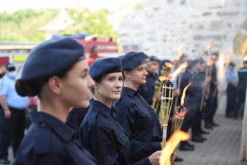 Tineri jandarmi și militari cu torțe au format un culoar prin care a pornit procesiunea religioasă de la Mănăstirea Sf Ioan cel Nou din Suceava