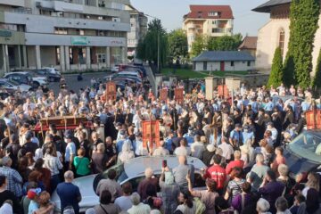 Impresionantă procesiune religioasă, cu moaștele Sf. Ioan cel Nou și mii de participanți, pe străzile Sucevei