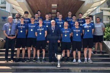 Campionii României i-au prezentat trofeul rectorului USV