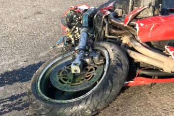 Motociclist rănit după o ciocnire violentă cu o mașină