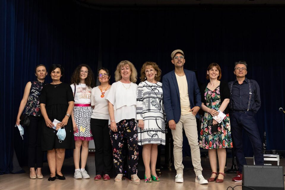 Reprezentanți ai Institutului Francez și a Alianței Franceze la Suceava, care au organizat concertul, împreună cu Marc Fichel Foto Ema MOTRESCU