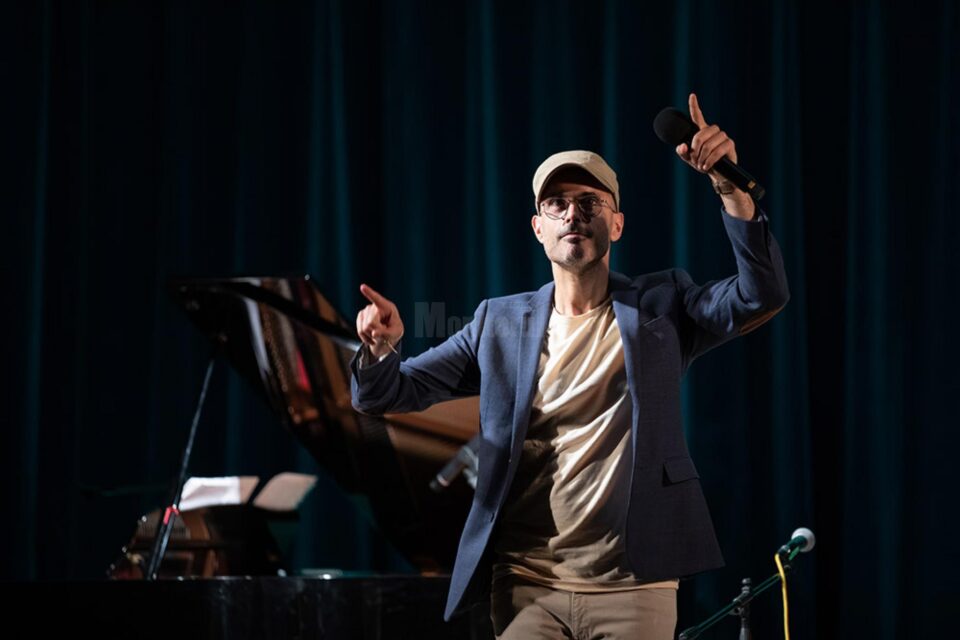 Marc Fichel, cu muzică de improvizație și umor, în concert la Suceava Foto Ema MOTRESCU