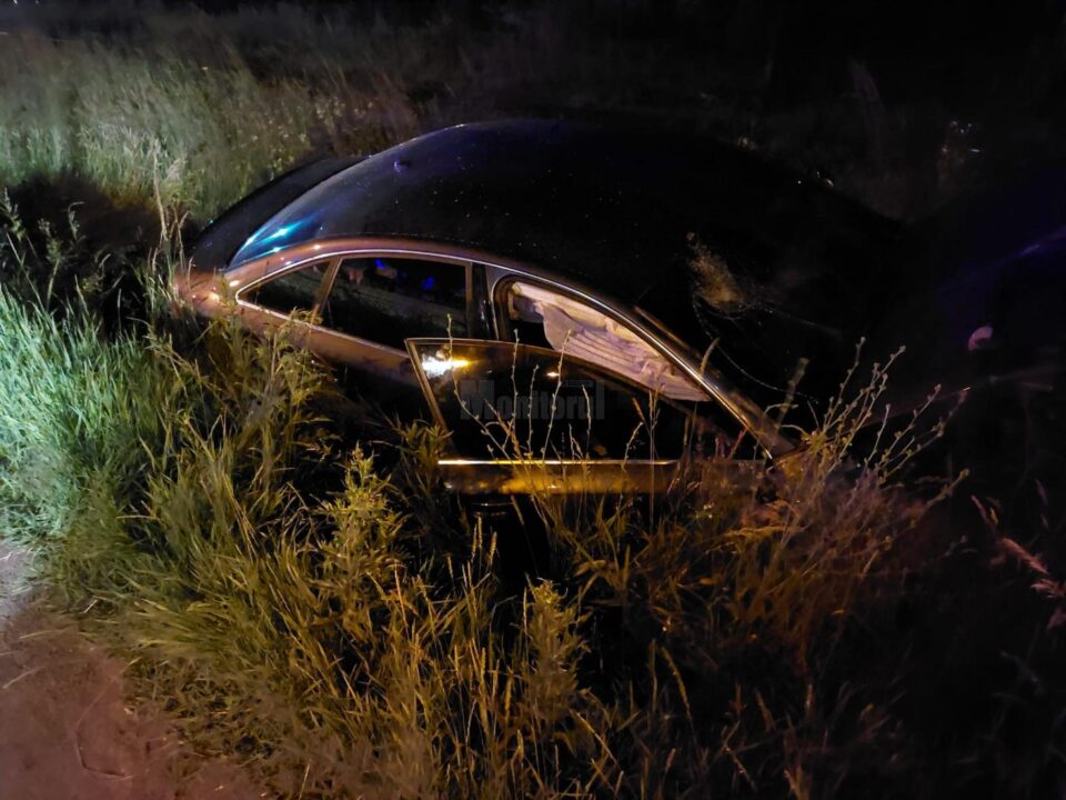 Căruță spulberată de o mașină, în toiul nopții. Un tânăr a fost rănit grav