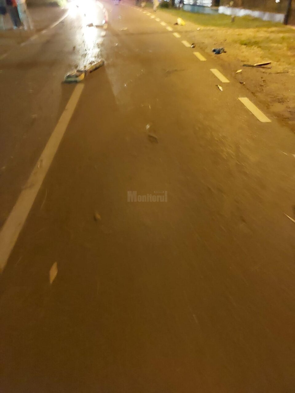 Căruță spulberată de o mașină, în toiul nopții. Un tânăr a fost rănit grav