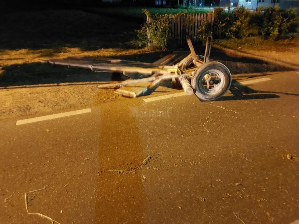Căruță spulberată de o mașină, în toiul nopții. Un tânăr a fost rănit grav