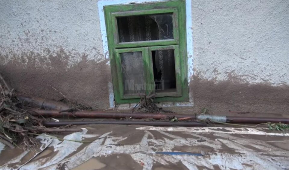 Tată și fiul său minor, prizonieri în casa inundată de puhoaie
