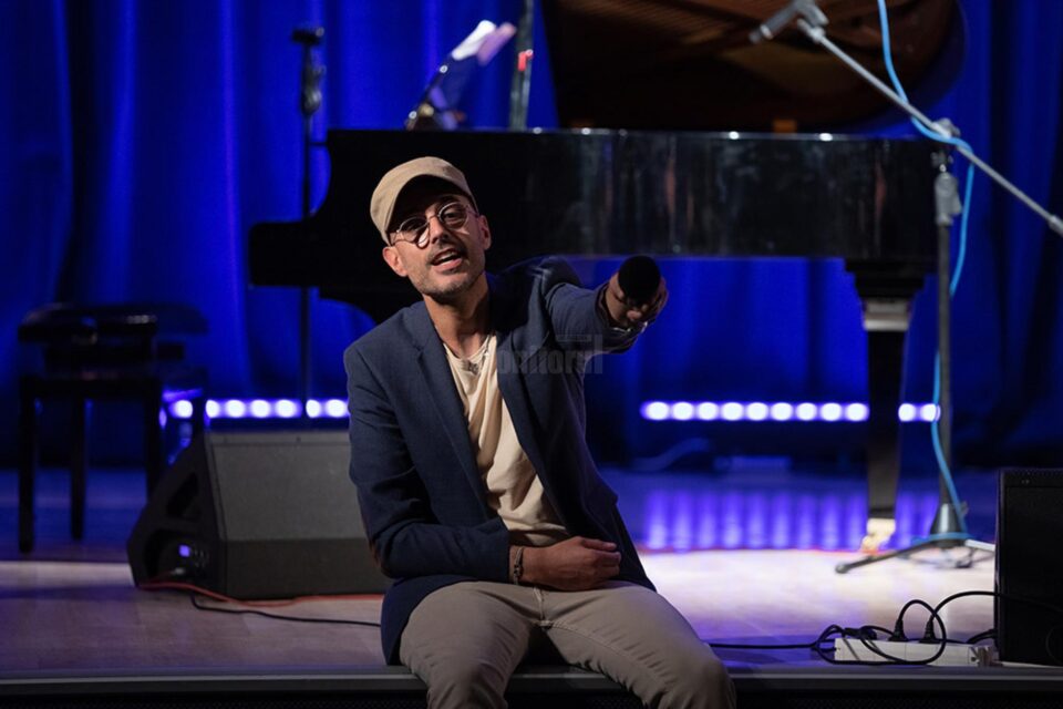 Marc Fichel, cu muzică de improvizație și umor, în concert la Suceava Foto Ema MOTRESCU