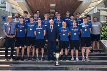 Campionii României i-au prezentat trofeul rectorului USV