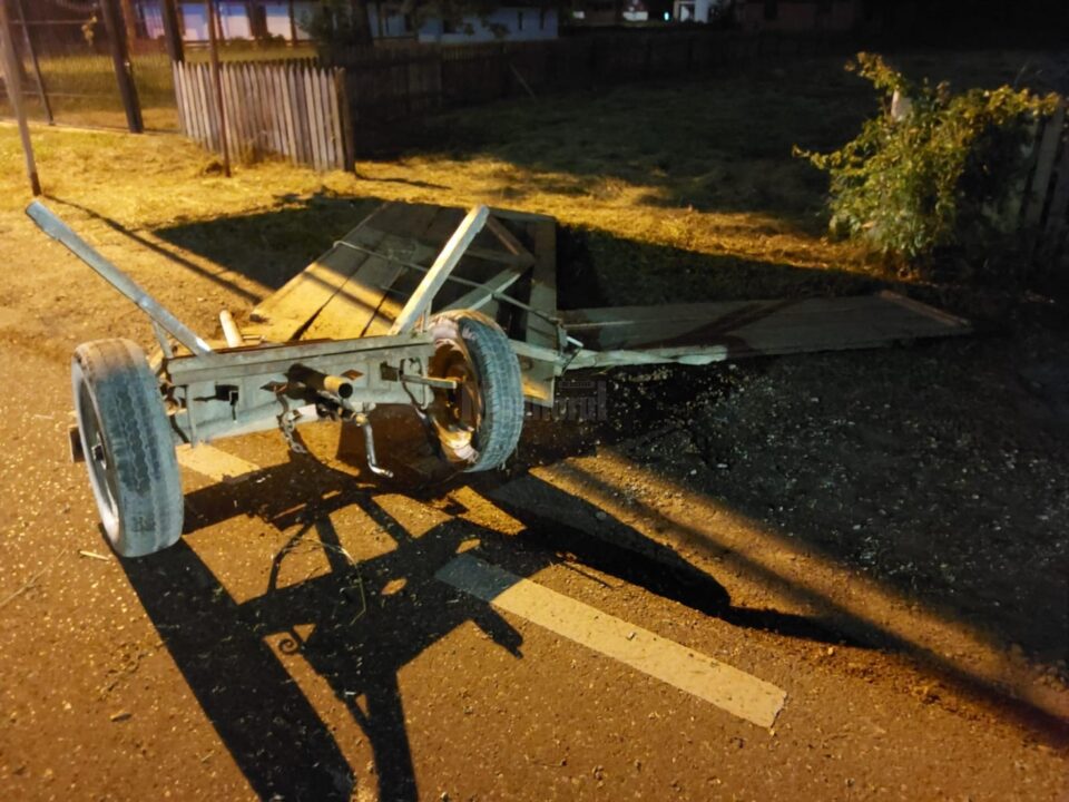 Căruță spulberată de o mașină, în toiul nopții. Un tânăr a fost rănit grav