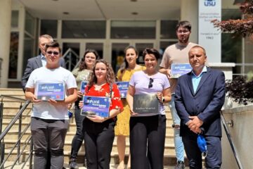 Câștigătorii concursului de fotopractică de la Facultatea de Silvicultură din Suceava, alături de președintele ASFOR, Ciprian Muscă