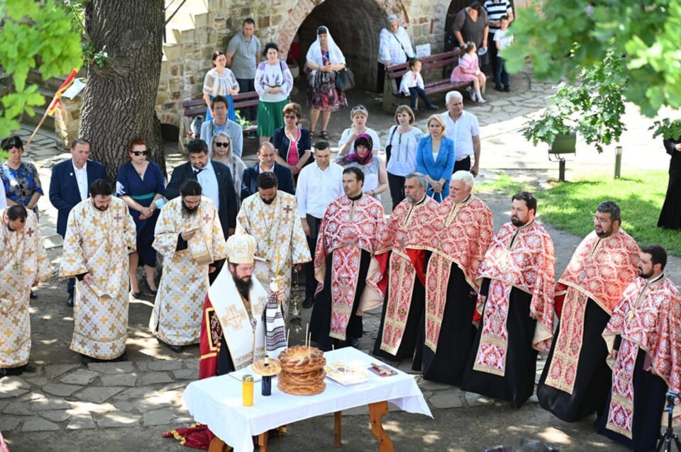 Slujba de pomenire a domnitorilor Moldovei a fost oficiată în curtea interioară a Cetății de Scaun a Sucevei Slujba de pomenire a domnitorilor Moldovei a fost oficiată în curtea interioară a Cetății de Scaun a Sucevei