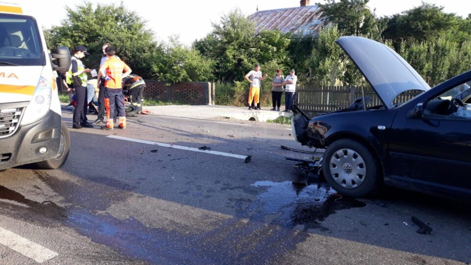 O șoferiță a intrat pe contrasens, într-o motociclist, ambii fiind răniți
